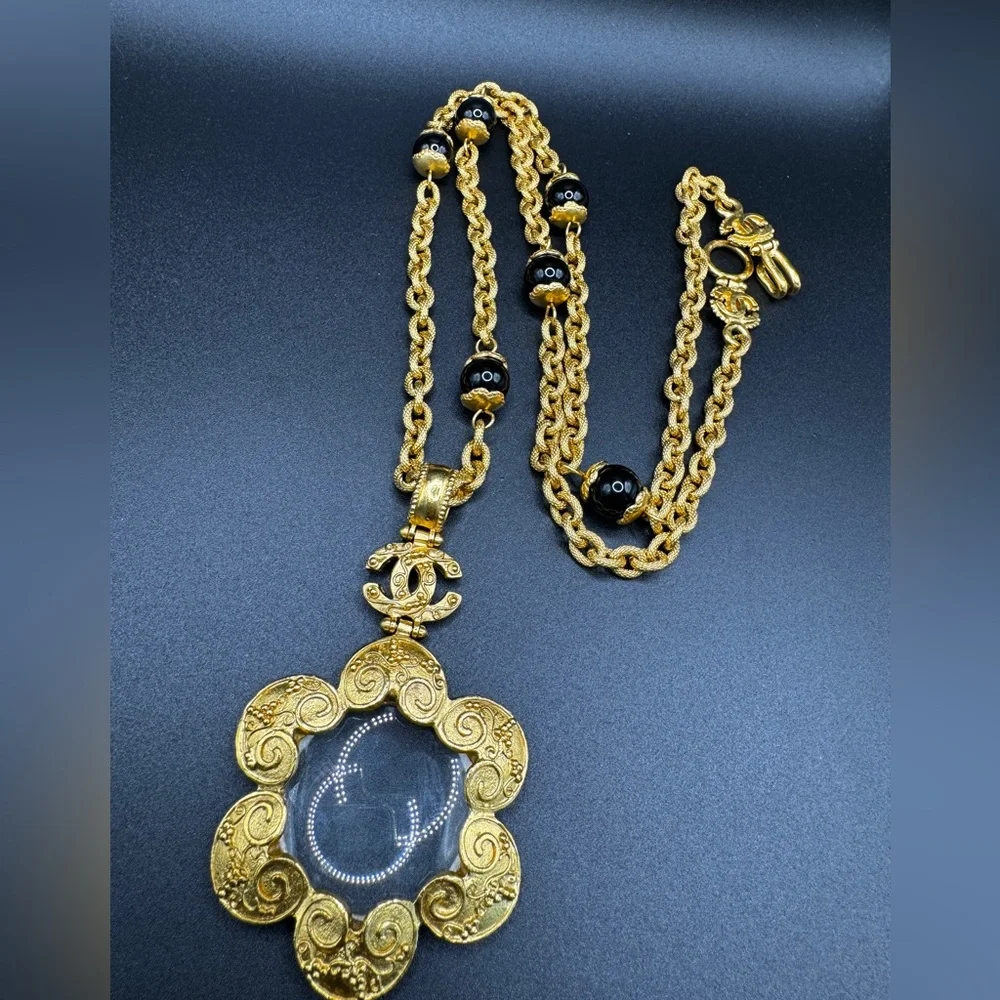 LOT 1500 24K gold plated CHANEL vintage Onyx CC magnifying Glass necklace
